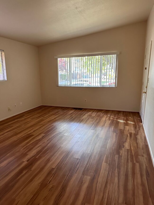 25-27-27 Simmons Way in Davis, CA - Foto de edificio - Building Photo
