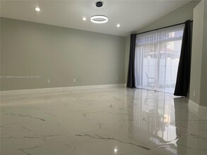 1775 NW 166th Ave in Pembroke Pines, FL - Foto de edificio - Building Photo