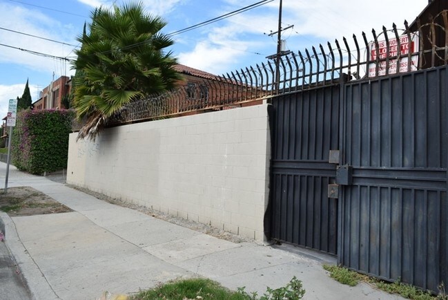 8625-8629 S Vermont Ave in Los Angeles, CA - Foto de edificio - Building Photo