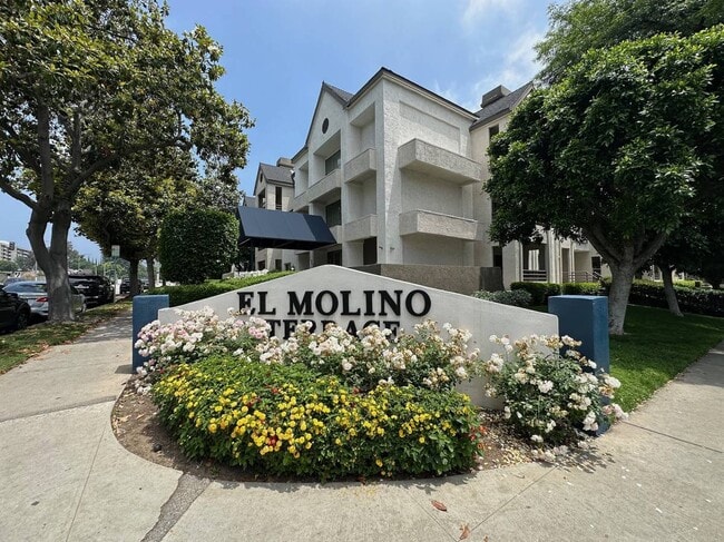 300 N El Molino Ave, Unit 201 in Pasadena, CA - Foto de edificio - Building Photo