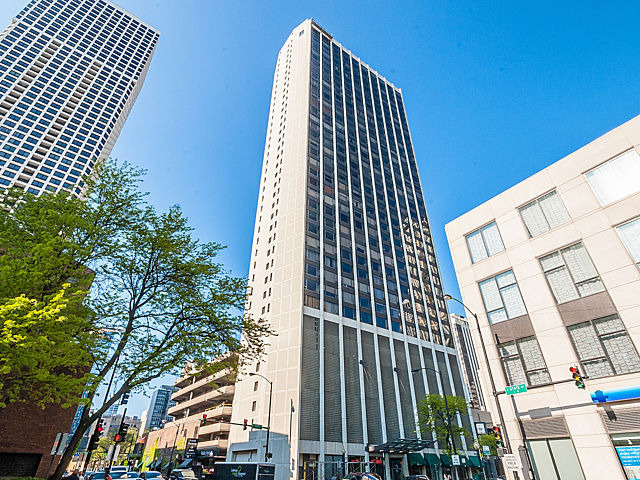 2 E Oak St in Chicago, IL - Building Photo