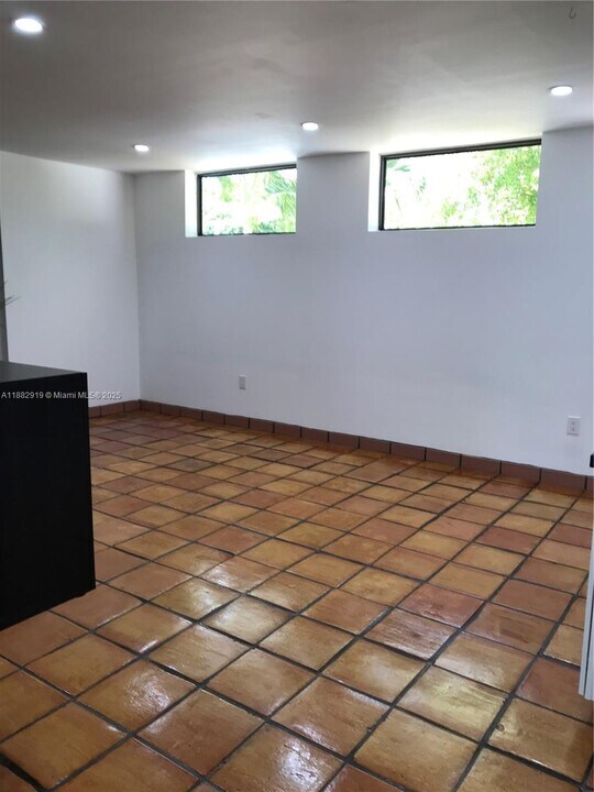 180 Esplanade Dr in Miami Springs, FL - Building Photo
