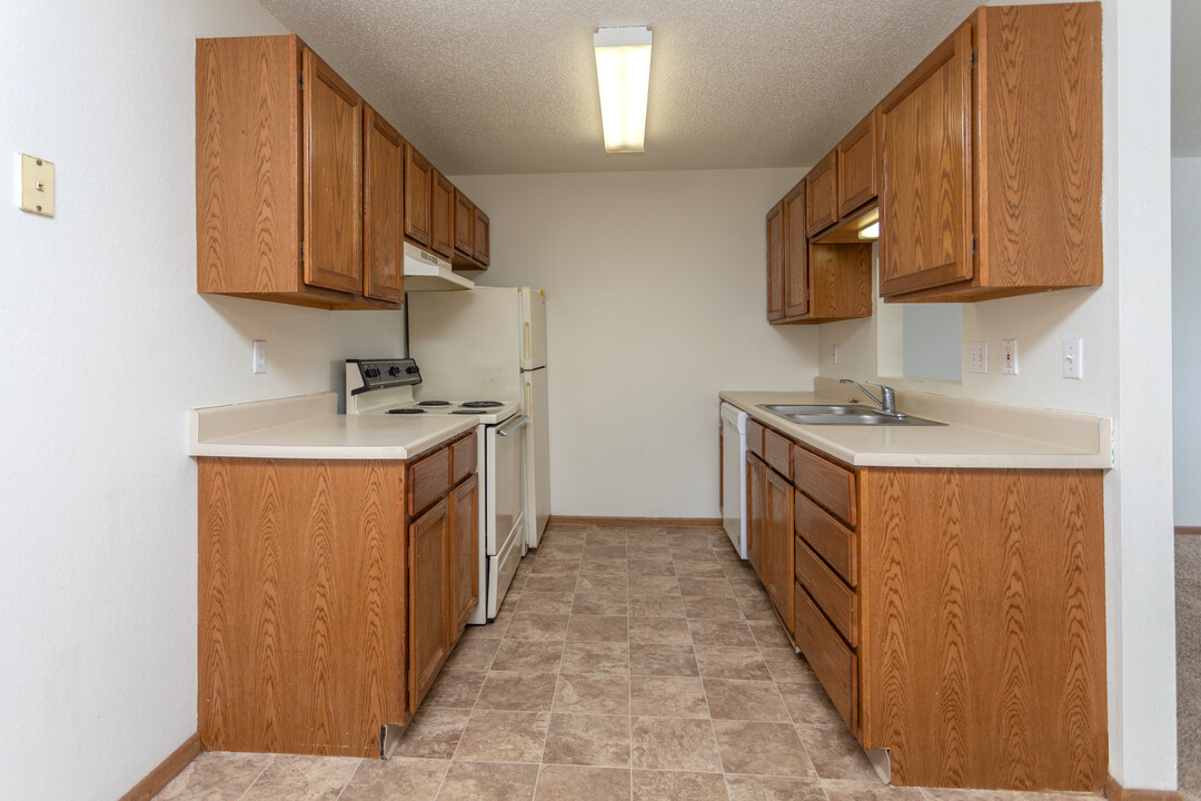 Southview Apartments I & II in Grand Forks, ND - Building Photo