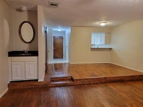 6646 E Lovers Ln in Dallas, TX - Building Photo - Building Photo