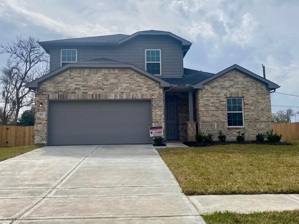 399 Magnolia Ln in Richwood, TX - Building Photo
