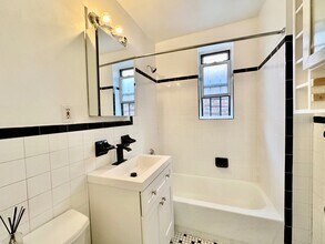 216 W 102nd St in New York, NY - Building Photo - Building Photo