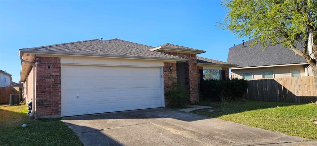7402 Spring Creek Cir in Baytown, TX - Building Photo