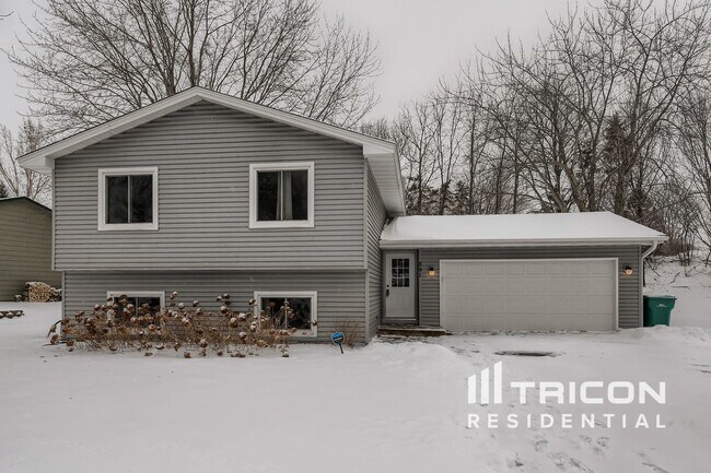 891 Nez Perce Ct in Chanhassen, MN - Building Photo - Building Photo