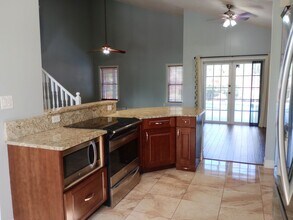 1012 McCall Ct in Oviedo, FL - Foto de edificio - Building Photo