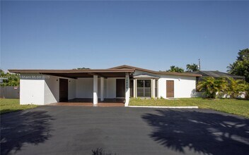 10605 SW 112th St in Miami, FL - Building Photo - Building Photo