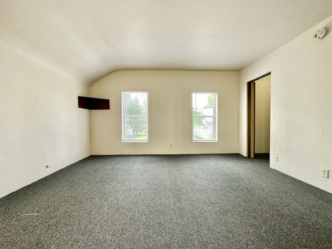 1243 E Walnut St in Green Bay, WI - Building Photo - Building Photo