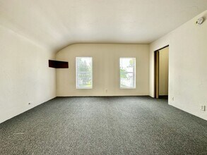 1243 E Walnut St in Green Bay, WI - Building Photo - Building Photo