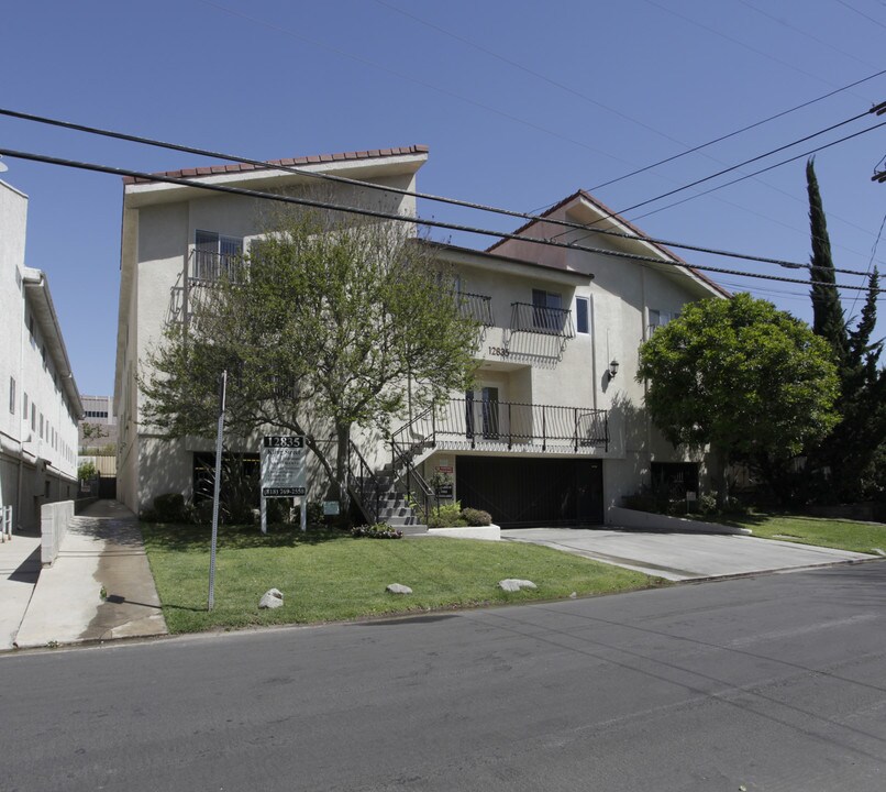12835 Kling St in Studio City, CA - Foto de edificio