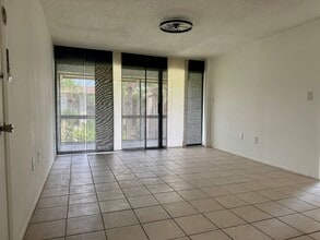 588 Orange Dr, Unit 128 in Altamonte Springs, FL - Building Photo - Building Photo