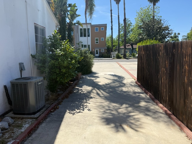 5408 Morella Ave in Valley Village, CA - Building Photo - Building Photo