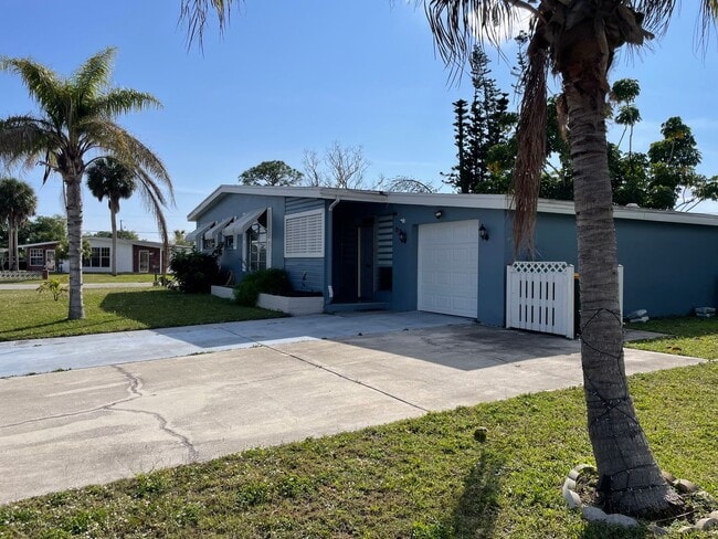2171 Birchcrest Blvd in Port Charlotte, FL - Building Photo - Building Photo