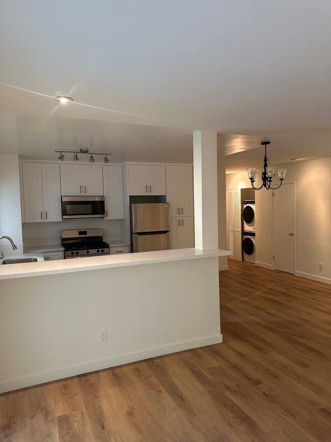 8231 De Longpre Ave in West Hollywood, CA - Building Photo - Building Photo