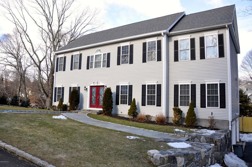 24 Buena Vista Dr in Greenwich, CT - Building Photo
