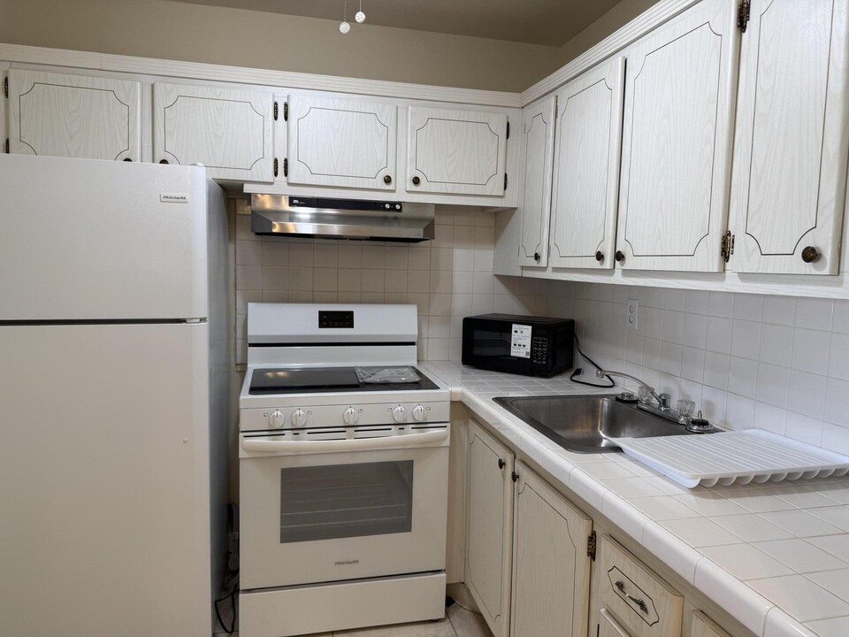 72 Kingswood B in West Palm Beach, FL - Building Photo
