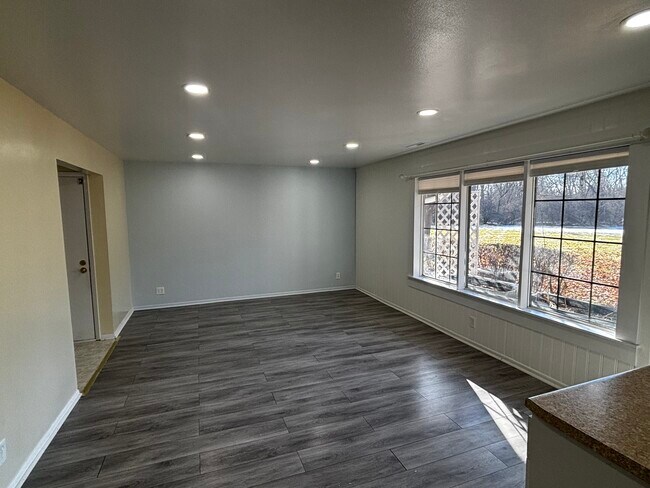 20245 Independence Dr, Unit B in Brookfield, WI - Building Photo - Building Photo