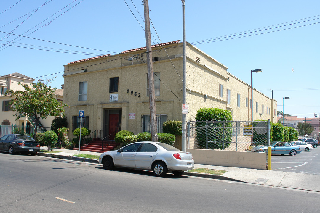 2962 Francis Ave in Los Angeles, CA - Building Photo