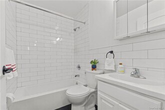 305 Vista on the Lake in Carmel, NY - Foto de edificio - Building Photo