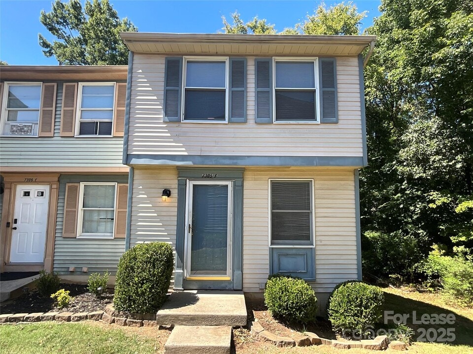 7305 Pebblestone Dr in Charlotte, NC - Building Photo