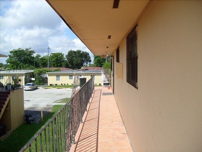 330 Sharar Ave in Opa Locka, FL - Foto de edificio - Building Photo