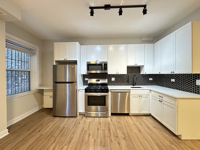 661 W Wrightwood Ave in Chicago, IL - Building Photo - Building Photo