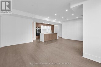 259 The Kingsway in Toronto, ON - Building Photo - Building Photo
