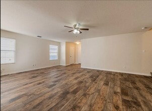 8314 Deer Creek Run in San Antonio, TX - Foto de edificio - Building Photo