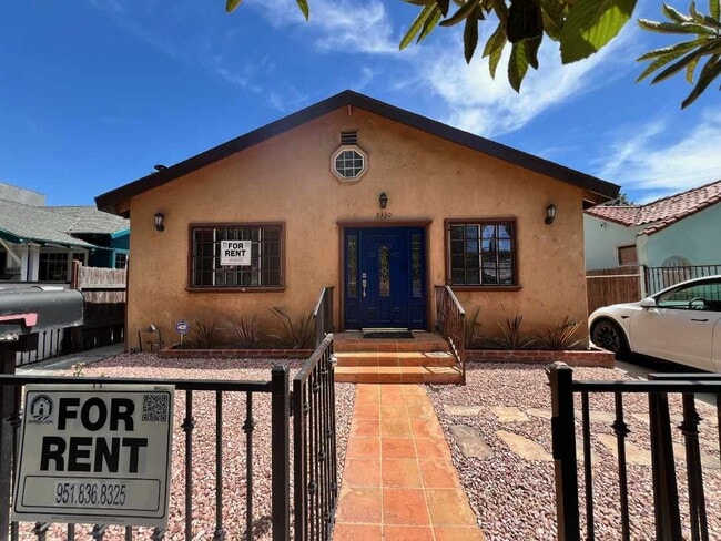2330 S Mansfield Ave in Los Angeles, CA - Building Photo - Building Photo