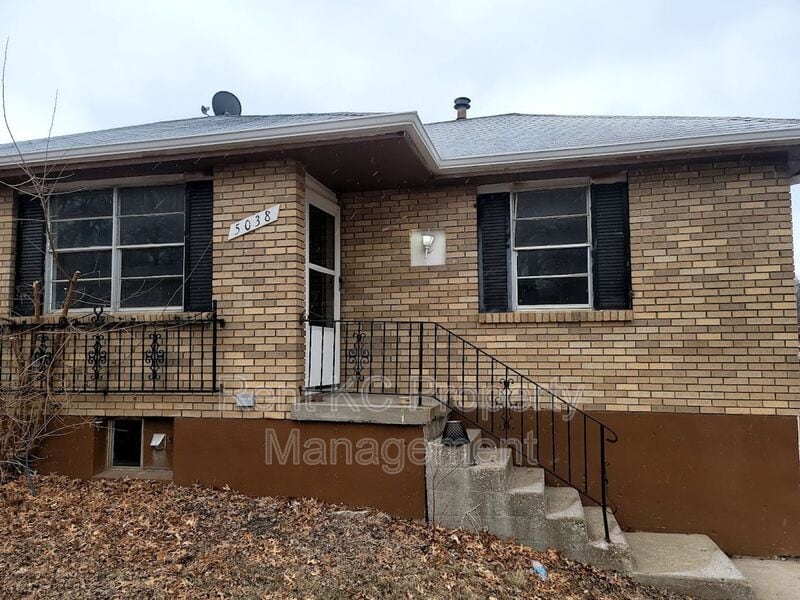 5038 N Topping Ave in Kansas City, MO - Building Photo