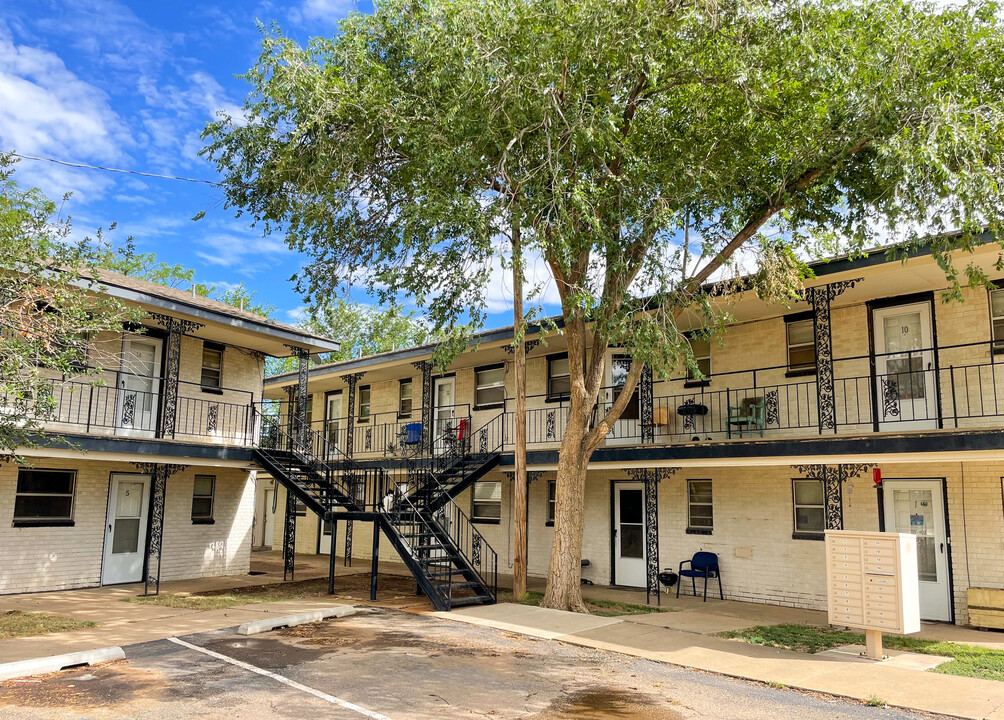 DeVille Apartments in Amarillo, TX - Building Photo