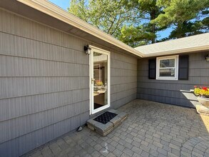 5 Norton Way, Unit Lakefront 1 Bdr. Apt. in Shrewsbury, MA - Foto de edificio - Building Photo