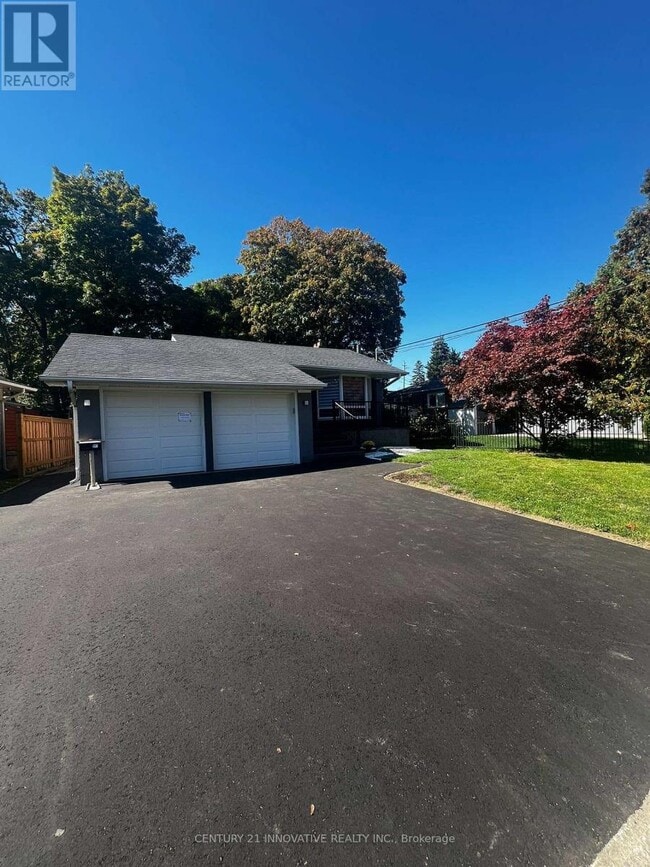 132 Meadowbank Rd in Toronto, ON - Building Photo - Building Photo