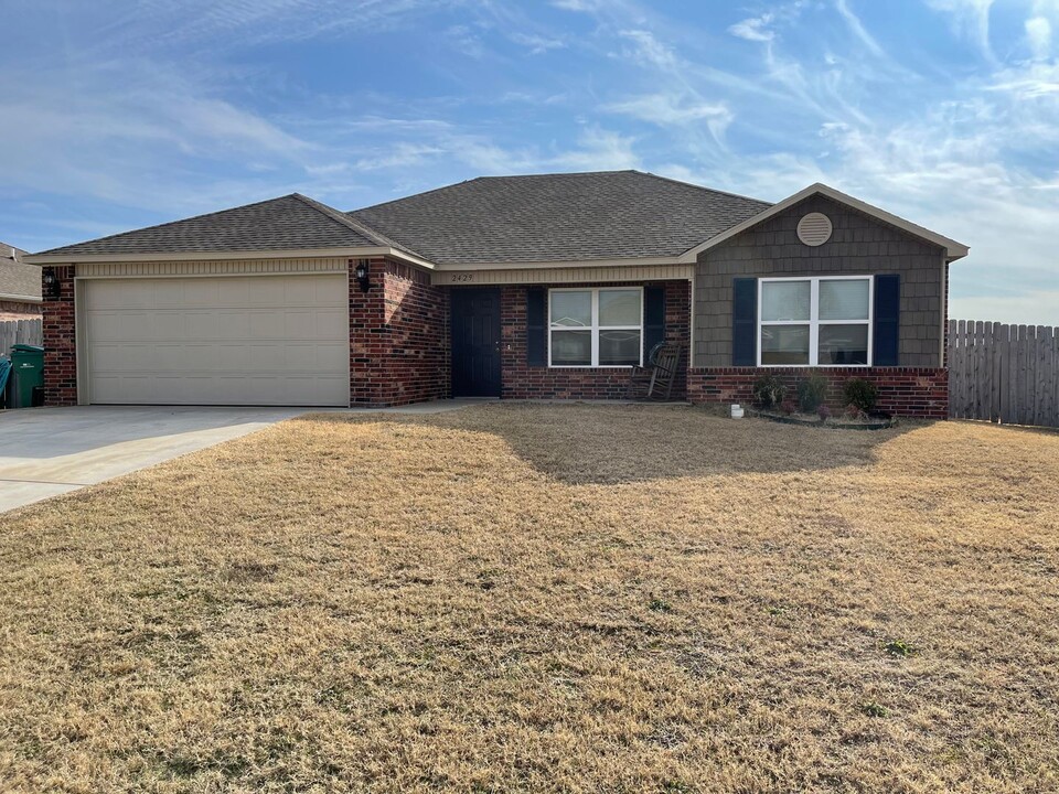 2429 Sebright Ave in Springdale, AR - Building Photo