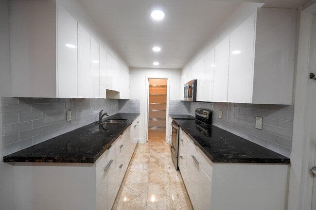 1075 92nd St in Bay Harbor Islands, FL - Building Photo - Building Photo