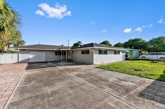 2128 Dock St in West Palm Beach, FL - Building Photo - Building Photo
