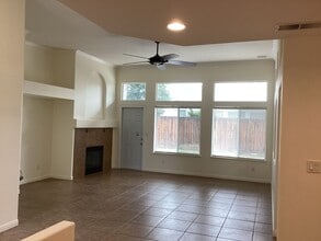 7526 N Ellendale Ave in Fresno, CA - Foto de edificio - Building Photo