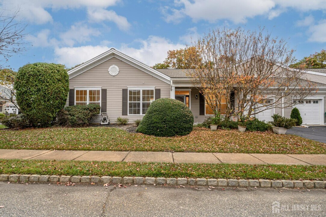 131 Greenlawns Dr in Lakewood, NJ - Building Photo