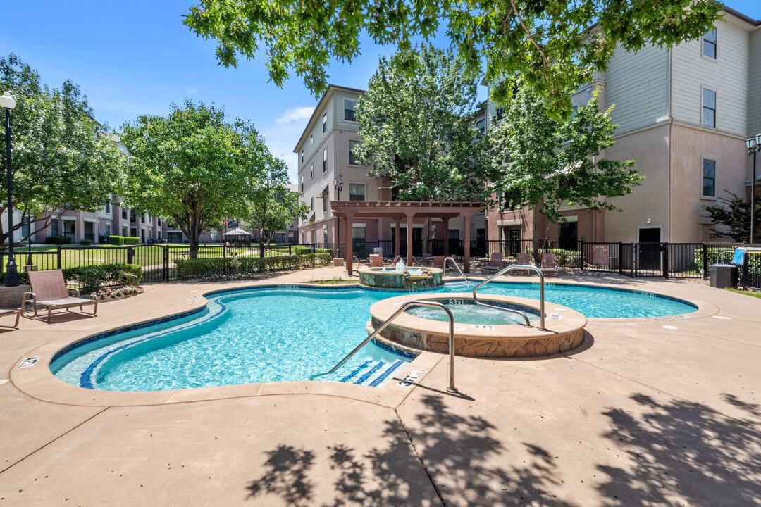 Plaza At Chase Oaks in Plano, TX - Foto de edificio