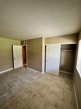 5081 River Glen Dr in Las Vegas, NV - Building Photo - Building Photo