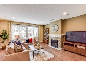 3769 SE McKenzie Ave in Hillsboro, OR - Foto de edificio - Building Photo