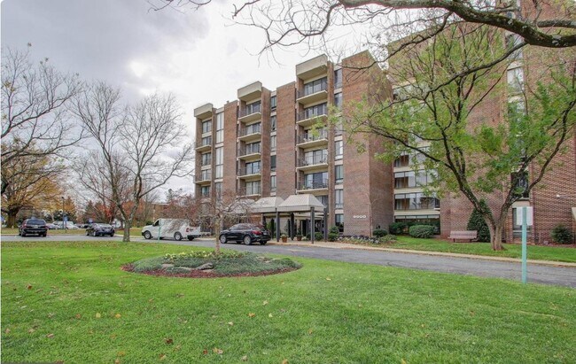 9900 Georgia Ave, Unit 308 in Silver Spring, MD - Building Photo - Building Photo