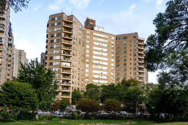 200 East End Ave in New York, NY - Building Photo - Building Photo