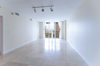 335 S Biscayne Blvd, Unit 2400 in Miami, FL - Building Photo - Building Photo