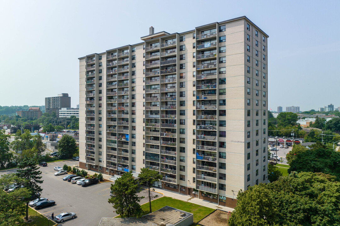 Golf View Towers 1 in Toronto, ON - Building Photo