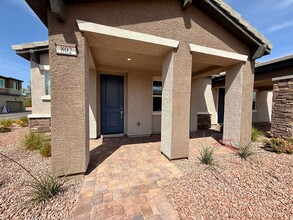 802 Royal Beekman St in Henderson, NV - Building Photo - Building Photo