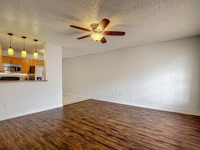 21032 Voyager Blvd, Unit 21032 VOYAGER unit 8 in Land O Lakes, FL - Foto de edificio - Building Photo